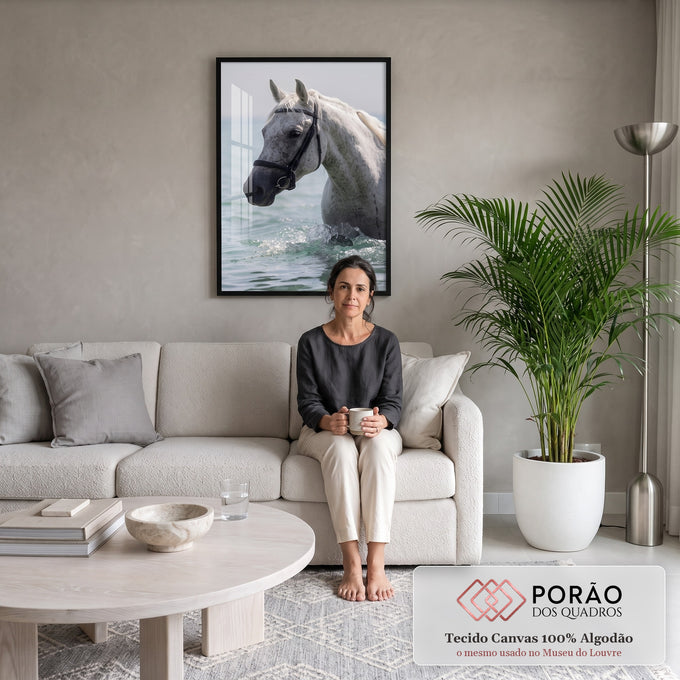 Cavalo branco malhado com cabeçada preta entrando no mar turquesa entre respingos, quadro decorativo