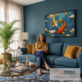 Quadro Decorativo Grande Peixes Koi Dourado para Sala Azul | quadros decorativos para sala de estar | dois peixes koi dourado e vermelho nadando em ondas azuis com nuvens douradas | em ambiente 3 | Porao dos Quadros