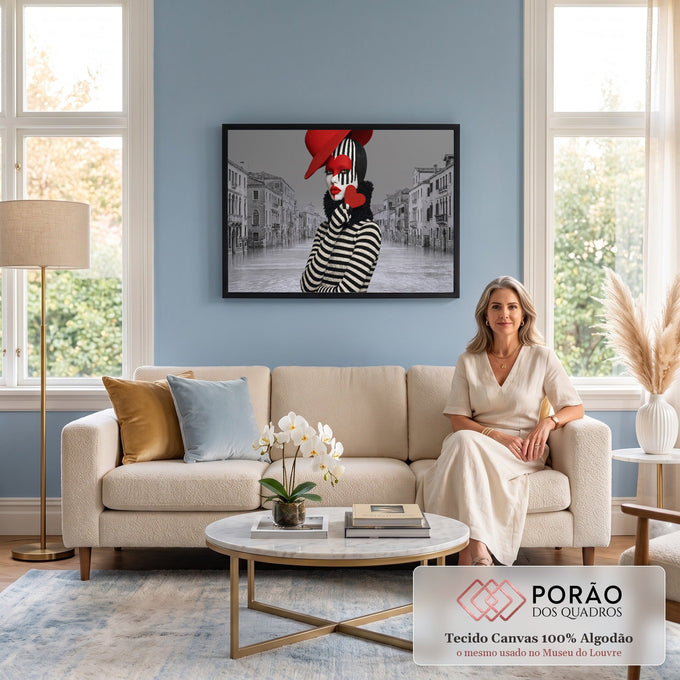 Mulher com maquiagem de pierrô, chapéu vermelho e coração diante de canal de Veneza cinza, quadro decorativo