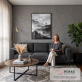 Montanhas em camadas com névoa em preto e branco e árvores solitárias estilo nanquim, quadro decorativo