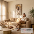 Quadro Decorativo Grande Jesus Cristo Bege para Sala | quadros decorativos para sala de estar | retrato de Jesus Cristo em aquarela com manto branco e halo dourado | em ambiente 3 | Porao dos Quadros