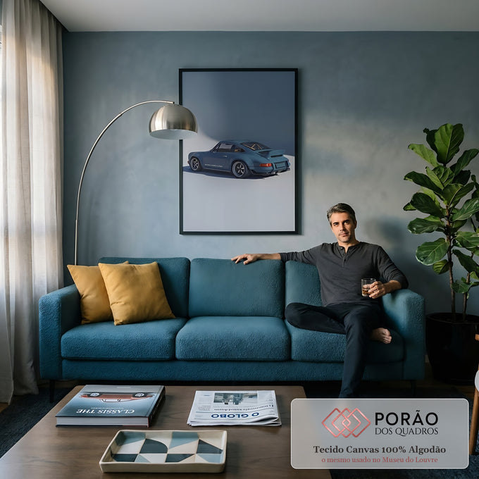 Porsche 911 clássico azul em vista traseira com lanternas vermelhas em fundo cinza, quadro decorativo