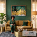 Quadro Decorativo Grande Abstrato e Dourado Verde para Sala | quadros decorativos para sala de estar | camadas abstratas em verde escuro, dourado craquelado e cinza com respingos dourados | em ambiente 3 | Porao dos Quadros