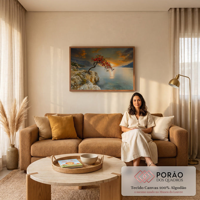Árvore de frutos vermelhos sobre rochedo à beira-mar com pôr do sol laranja e montanhas, quadro decorativo