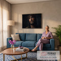 Jesus Cristo com coroa de espinhos e rosto ferido olhando para cima em fundo escuro, quadro decorativo