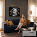 Quadro Decorativo Grande Mãos Arrancando para Sala Preto | quadros decorativos para sala de estar | mãos em preto e branco arrancando máscara que revela crânio dourado | em ambiente 3 | Porao dos Quadros