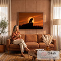 Quadro Decorativo Grande Leão em Silhueta Laranja para Sala | quadros decorativos para sala de estar | leão em silhueta sentado sobre rocha com lua cheia e céu laranja ao fundo | em ambiente 3 | Porao dos Quadros
