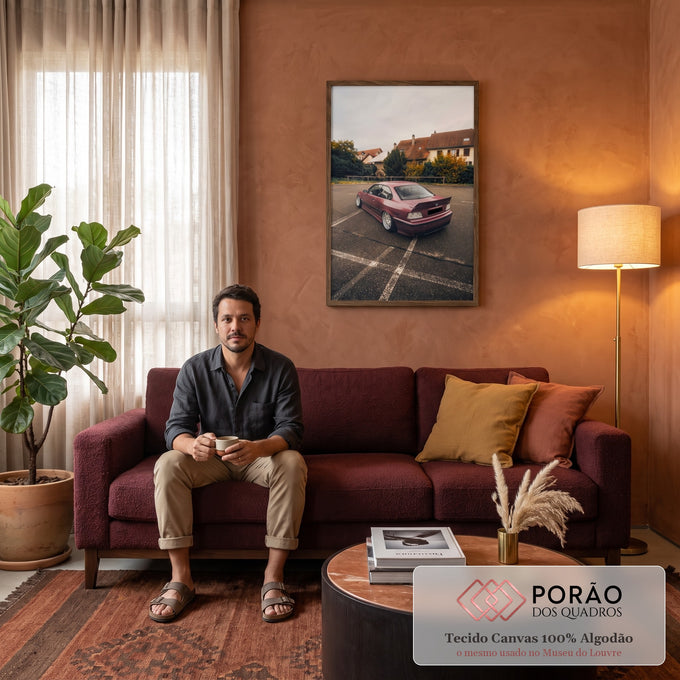 Quadro Decorativo Grande Carro Esportivo para Sala Vermelho | quadros decorativos para sala de estar | carro esportivo vinho rebaixado estacionado em pátio molhado com casas ao fundo | em ambiente 3 | Porao dos Quadros