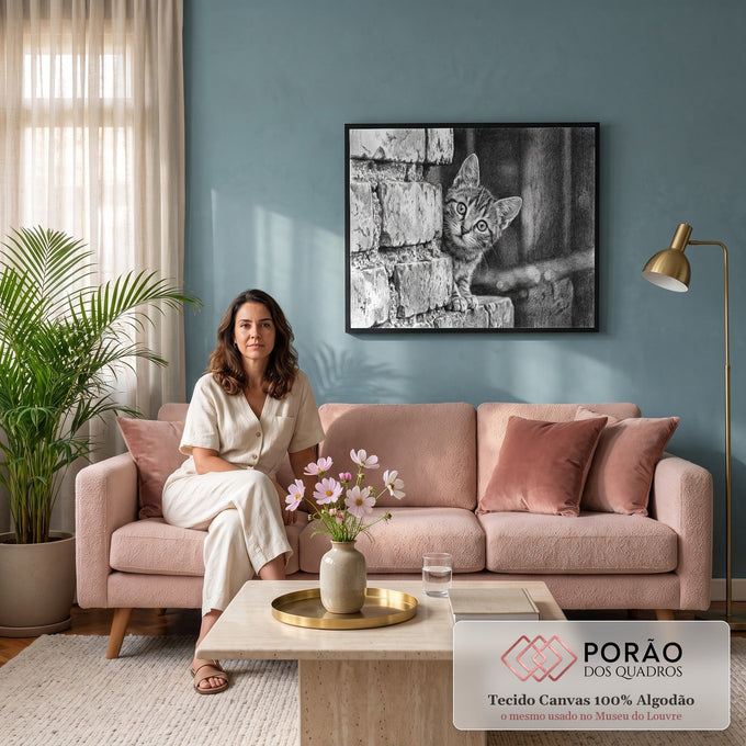 Gatinho tabby espiando atrás de muro de pedra em desenho a lápis preto e branco, quadro decorativo