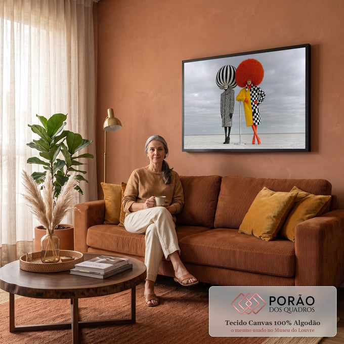 Duas modelos com perucas gigantes listrada e laranja, casacos xadrez e céu nublado, quadro decorativo