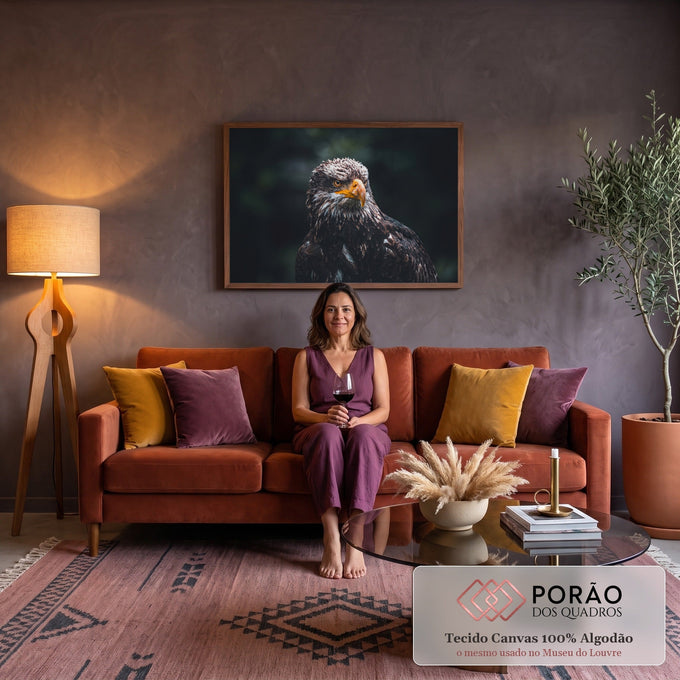 Quadro Decorativo Grande Águia Selvagem de Olhar para Sala | quadros decorativos para sala de estar | águia jovem em close com bico amarelo e olhar intenso sobre fundo escuro | em ambiente 3 | Porao dos Quadros