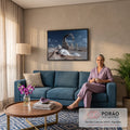 Cabeça de Buda branca deitada nas dunas do deserto com ruínas clássicas e estátuas ao fundo, quadro decorativo