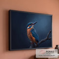 Martim-pescador azul e laranja pousado em galho seco sobre fundo azul escuro, quadro decorativo