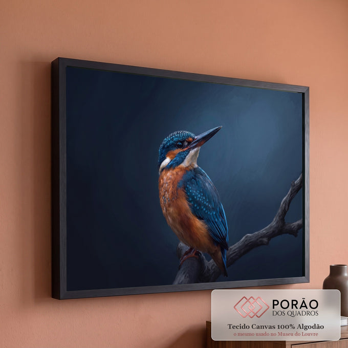 Martim-pescador azul e laranja pousado em galho seco sobre fundo azul escuro, quadro decorativo