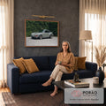 Porsche 911 clássico verde sage com rodas Fuchs em pátio de pedras e muro de hera, quadro decorativo