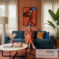 Quadro Decorativo Mulher Envolta em Manto Laranja | quadros decorativos para sala de estar | mulher envolta em manto laranja texturizado com fundo azul e laranja | em ambiente 3 | Porao dos Quadros
