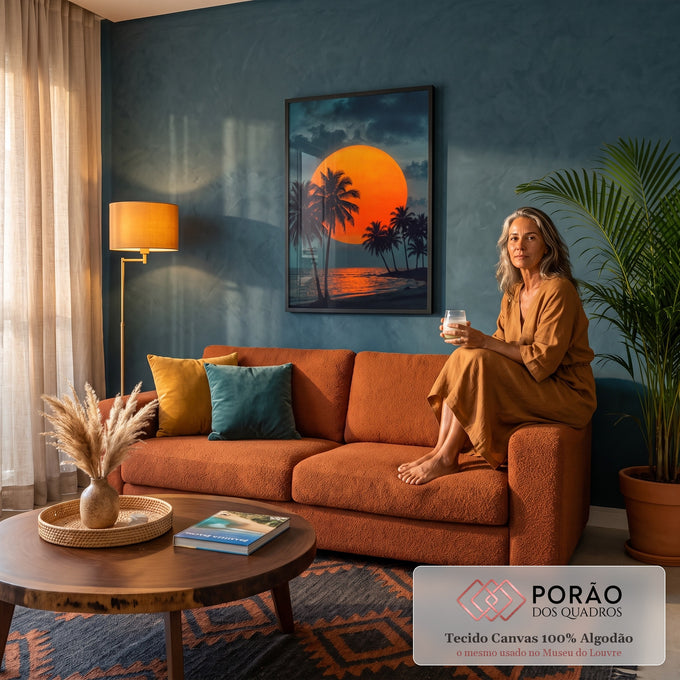 Quadro Decorativo Grande Sol Gigante para Sala Laranja | quadros decorativos para sala de estar | sol laranja gigante entre palmeiras em silhueta numa praia ao entardecer | em ambiente 3 | Porao dos Quadros