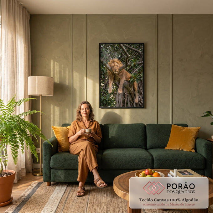 Leão de juba dourada dormindo relaxado sobre galho de árvore entre folhas verdes, quadro decorativo