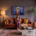 Nossa Senhora abraçando o Menino Jesus com halo dourado e fundo roxo e azul em pinceladas, quadro decorativo