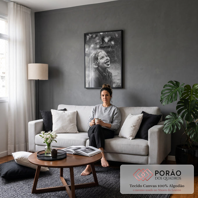 Garoto molhado sorrindo com a língua de fora sob gotas de chuva em preto e branco, quadro decorativo