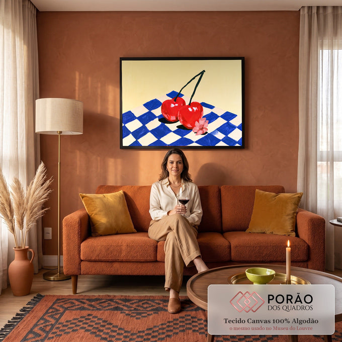 Pintura de duas cerejas vermelhas e flor rosa sobre toalha xadrez azul com fundo amarelo, quadro decorativo