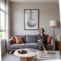 Mulher de cabelo laranja e vestido de bolinhas sobre esfera cinza segurando fio, quadro decorativo