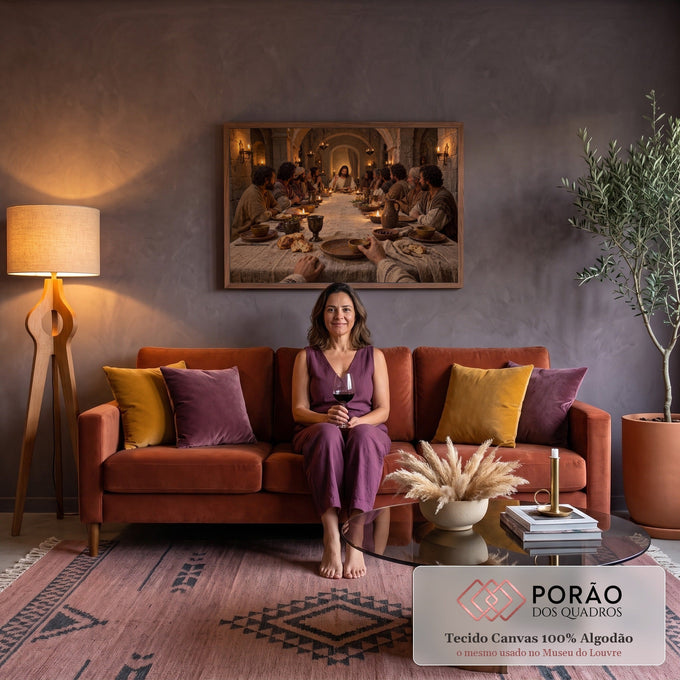 Jesus e os apóstolos numa mesa longa com pão, vinho e velas em salão de pedra, quadro decorativo