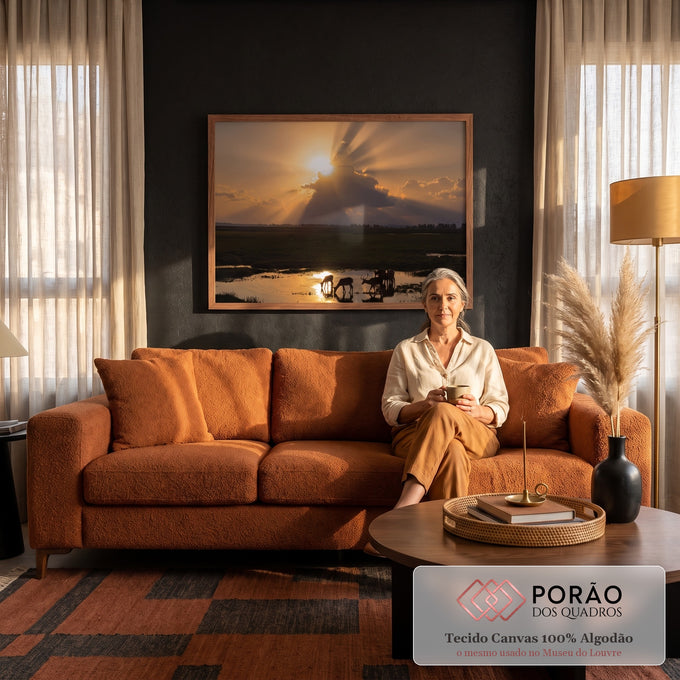 Quadro Decorativo Grande Veados na Lagoa para Sala Laranja | quadros decorativos para sala de estar | veados silhuetados bebendo água numa lagoa ao pôr do sol com raios de luz | em ambiente 3 | Porao dos Quadros