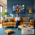 Quadro Decorativo Grande Mona Lisa para Sala Azul | quadros decorativos para sala de estar | Mona Lisa e Moça do Brinco de Pérola com óculos escuros sobre fundo Noite Estrelada | em ambiente 3 | Porao dos Quadros
