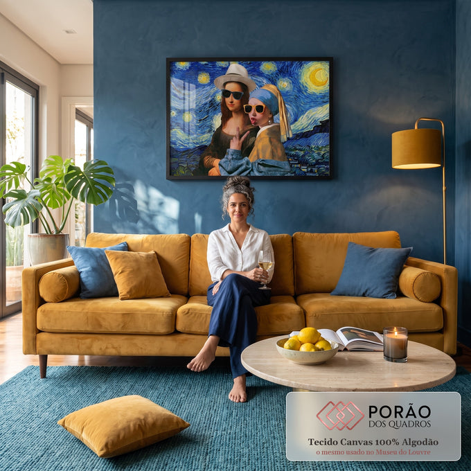 Quadro Decorativo Grande Mona Lisa para Sala Azul | quadros decorativos para sala de estar | Mona Lisa e Moça do Brinco de Pérola com óculos escuros sobre fundo Noite Estrelada | em ambiente 3 | Porao dos Quadros