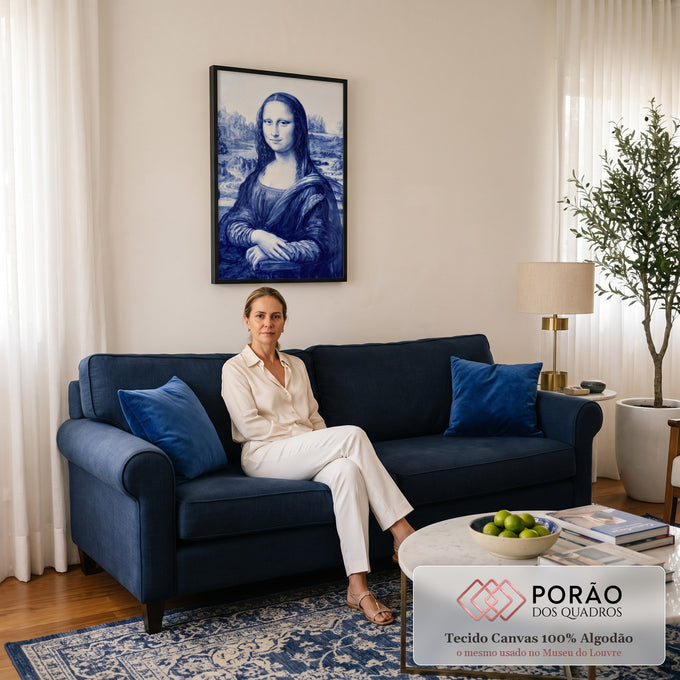 Quadro Decorativo Grande Mona Lisa em Azulejo para Sala Azul | quadros decorativos para sala de estar | retrato feminino estilo Mona Lisa em tons de azul e branco, efeito azulejo | em ambiente 3 | Porao dos Quadros