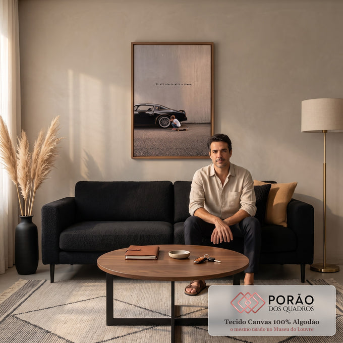 Menino com skate junto ao muscle car preto diante de muro bege com frase sobre sonho, quadro decorativo