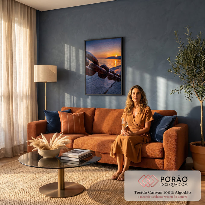 Quadro Decorativo Grande Corrente de Ferro para Sala Laranja | quadros decorativos | elo de corrente enferrujada em primeiro plano com pôr do sol sobre o mar ao fundo | em ambiente 2 | Porao dos Quadros