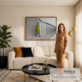 Quadro Decorativo Grande Mulher de Casaco para Sala Verde | quadros decorativos para sala de estar | mulher de casaco verde e chapéu cônico caminhando sobre pedras brancas junto a postes refletidos na água | em ambiente 3 | Porao dos Quadros