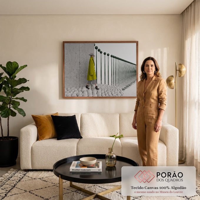 Quadro Decorativo Grande Mulher de Casaco para Sala Verde | quadros decorativos para sala de estar | mulher de casaco verde e chapéu cônico caminhando sobre pedras brancas junto a postes refletidos na água | em ambiente 3 | Porao dos Quadros
