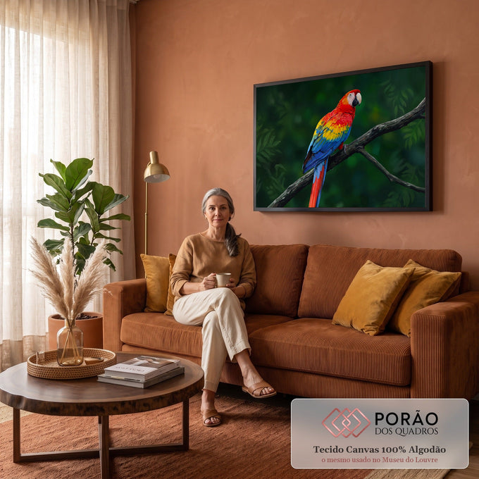 Arara vermelha com asas azuis e amarelas pousada em galho, fundo de floresta verde, quadro decorativo