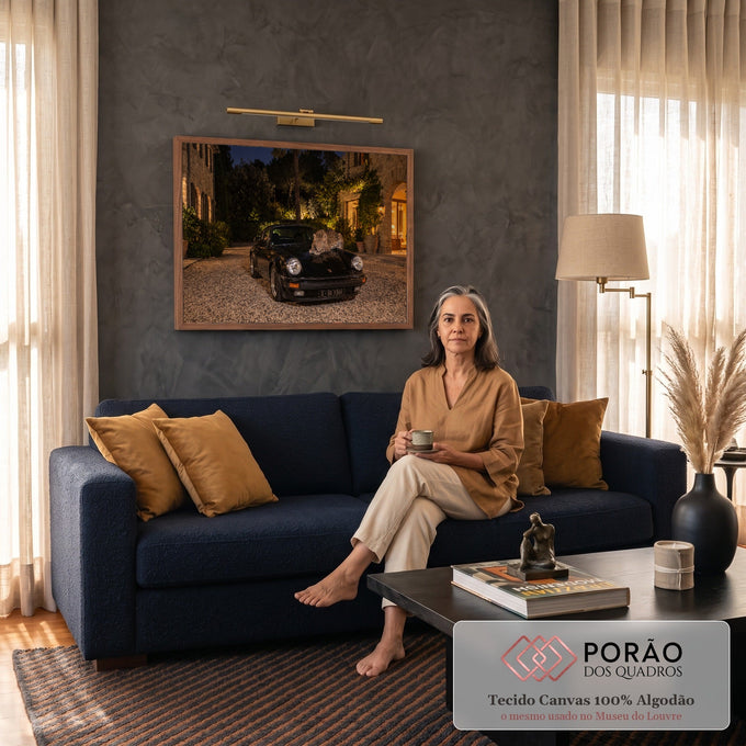 Quadro Decorativo Grande Leopardo sobre Carro para Sala | quadros decorativos para sala de estar | leopardo deitado sobre capô de carro esportivo preto em cena noturna | em ambiente 3 | Porao dos Quadros