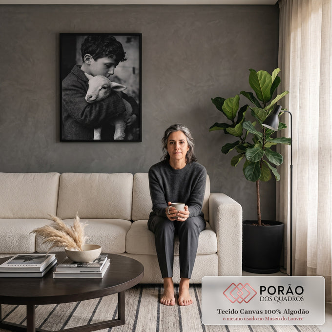 Fotografia preto e branco de menino de cabelo cacheado abraçando um cordeiro, quadro decorativo