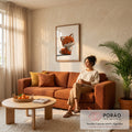 Raposinha laranja fofa sentada em ilustração cartoon sobre fundo bege claro, quadro decorativo