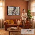 Mulher africana de turbante estampado e joias douradas sobre fundo cinza e prata, quadro decorativo