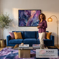 Quadro Decorativo Grande Abstrato e Azul para Sala Roxo | quadros decorativos para sala de estar | arte abstrata fluida em roxo, azul e rosa com veios dourados e núcleo pêssego | em ambiente 3 | Porao dos Quadros