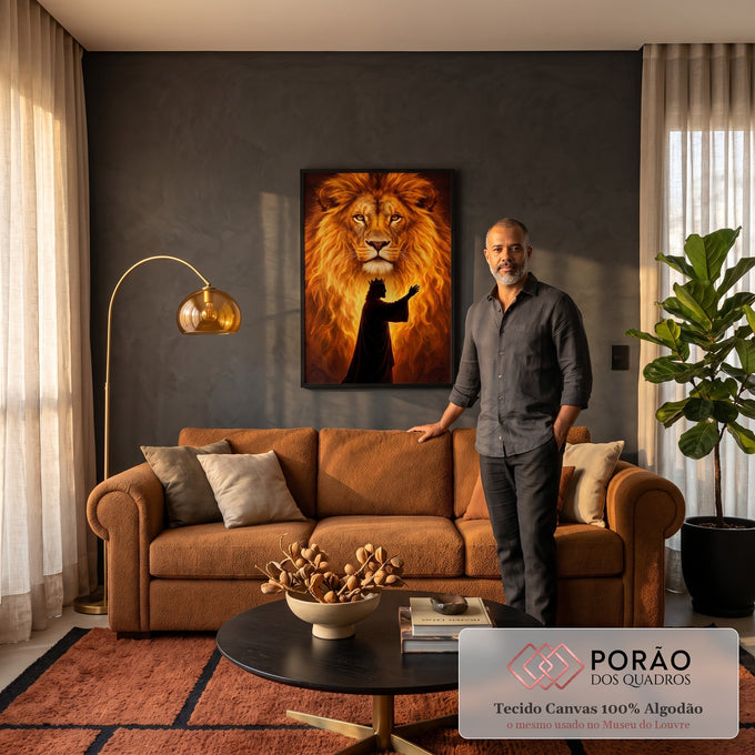Quadro Decorativo Grande Leão Dourado para Sala Laranja | quadros decorativos para sala de estar | leão com juba dourada e silhueta de rei coroado em tons de fogo | em ambiente 3 | Porao dos Quadros