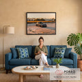 Porsche 911 clássico cinza rebaixado sobre areia com capim dourado e palmeiras ao pôr do sol, quadro decorativo