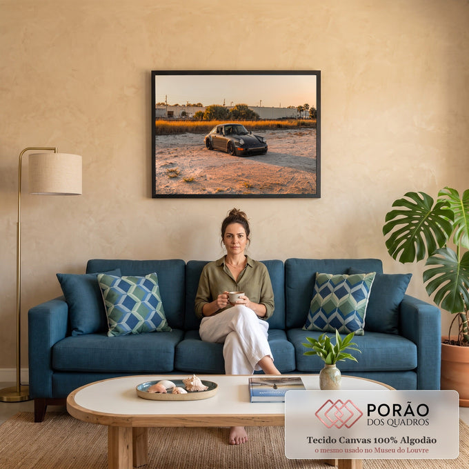 Porsche 911 clássico cinza rebaixado sobre areia com capim dourado e palmeiras ao pôr do sol, quadro decorativo