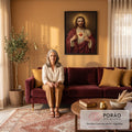 Quadro Decorativo Grande Sagrado Coração de Jesus para Sala | quadros decorativos para sala de estar | Jesus Cristo apontando para o Sagrado Coração em chamas com coroa de espinhos | em ambiente 3 | Porao dos Quadros