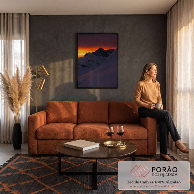 Pico nevado em silhueta contra céu laranja ao pôr do sol, encosta de neve em sombra, quadro decorativo