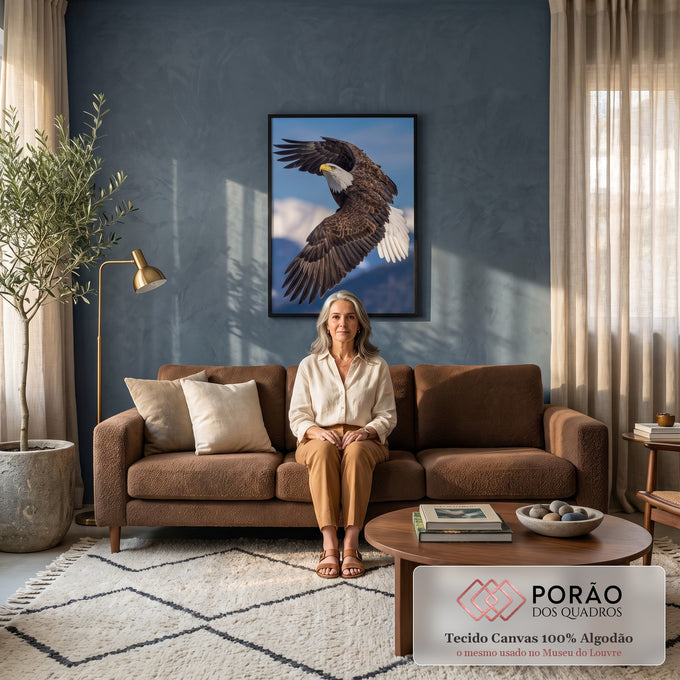 Quadro Decorativo Grande Águia Americana para Sala Azul | quadros decorativos para sala de estar | águia-de-cabeça-branca em voo com asas abertas sobre montanhas nevadas | em ambiente 3 | Porao dos Quadros