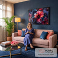 Quadro Decorativo Grande Hibiscos em Tons de Azul para Sala | quadros decorativos para sala de estar | flores de hibisco em rosa azul e vinho com estames amarelos sobre fundo escuro | em ambiente 3 | Porao dos Quadros