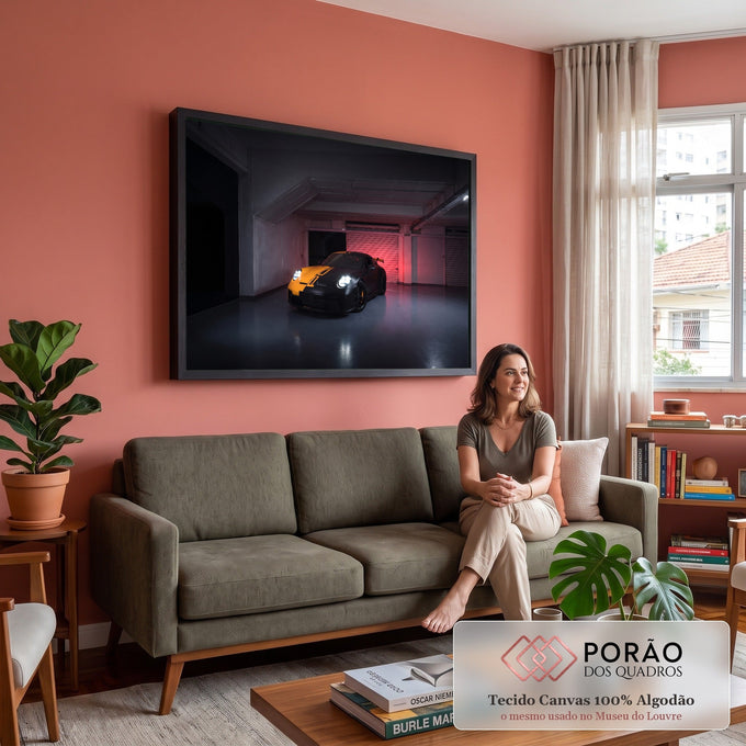Porsche 911 GT3 preto fosco com faixa laranja e faróis acesos em garagem com luz vermelha, quadro decorativo