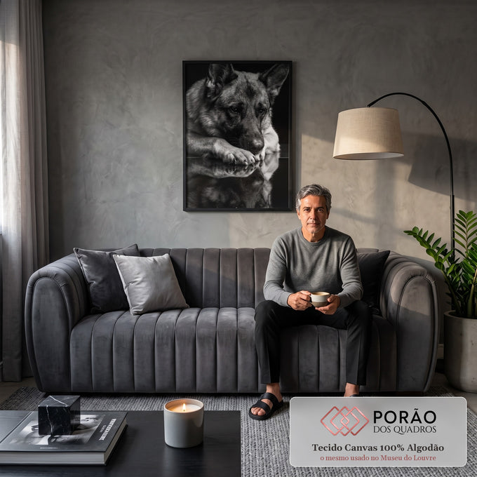 Pastor alemão deitado com a cabeça sobre as patas e reflexo em fundo preto, foto P&B, quadro decorativo
